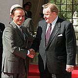 Martti Ahtisaari with Carlos Menem