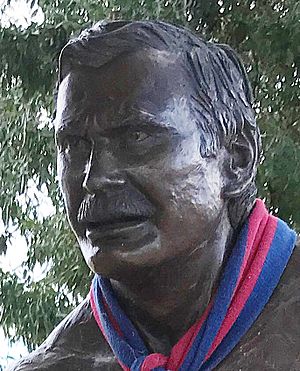 Ron Barassi sculpture crop.jpg