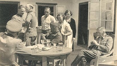 SS-officieren op het terras van hun eetzaal in Sobibor