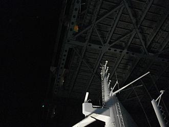 2011-10-23-queen-mary-2-mast-under-verrazano-narrows-bridge