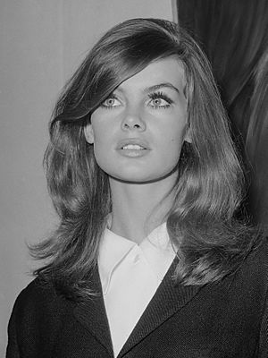 Jean Shrimpton (1965).jpg