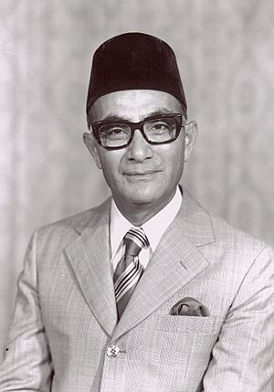 Tun Hussein Onn potrait (cropped).jpg