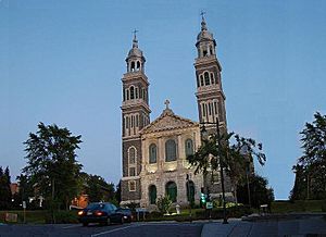 Cathédrale-Chicoutimi.jpg