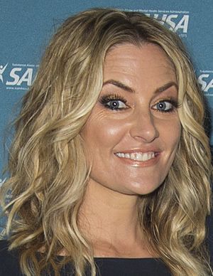 Luke Kirby with presenter Mädchen Amick 2016 SAMHSA VOICE AWARDS (29150419741) (cropped).jpg