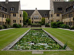 Nuffield College lower quadrangle.jpg