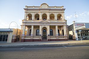 Sunrise in Charters Towers (16390499946).jpg