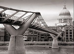 London millennium wobbly bridge