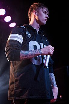 Machine Gun Kelly 2013 (cropped)