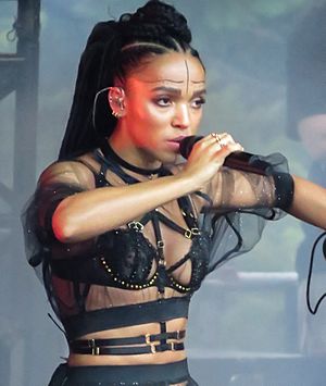 FKA twigs (16391770926) (cropped).jpg