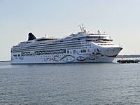 Norwegian Star arriving Tallinn 12 July 2013.JPG