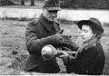 Bundesarchiv Bild 146-1973-001-30, Volkssturm, Frau mit Panzerfaust