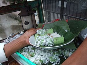 Kue putu klepon keliling