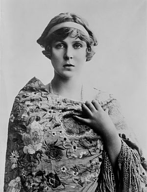 Lady Diane Manners 1900 Bain.jpg