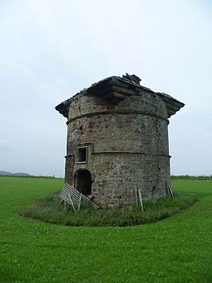 Leuchars Castle doocot.JPG