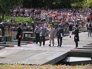 Drei marschieren ueber die bruecke