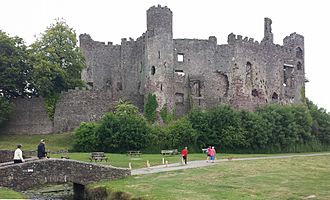 Laugharne Castle 2015.jpg