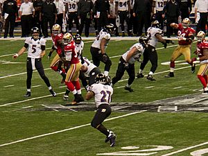 Joe Flacco passes to Ray Rice in Super Bowl XLVII