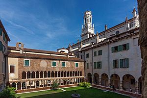 Biblioteca Capitolare cathedral cloister