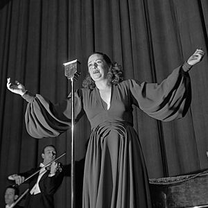 Lucienne Boyer (1945).jpg