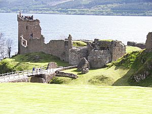 Urquhart Castle distance 2.jpg