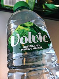 Volvic Natürliches Mineralwasser (16805913963).jpg