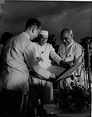 Jawaharlal Nehru presenting welcome address to N. Kishi, Prime Minister of Japan