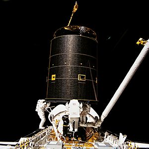 Three Crew Members Capture Intelsat VI - GPN-2000-001035