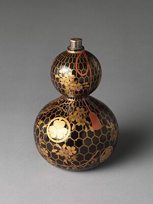 Gourd-Shaped Sake Bottle with Aoi Crests