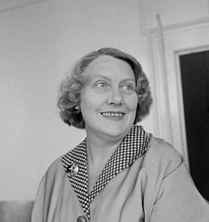 Isobel Andrews, 1957 (cropped).jpg