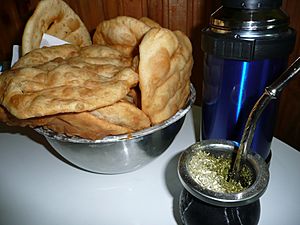 Mate amargo y tortas fritas