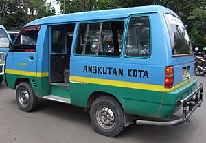 Angkot Bandung Sadang Serang-Caringin (cropped)