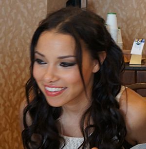 Jessica Parker Kennedy 2013.jpg