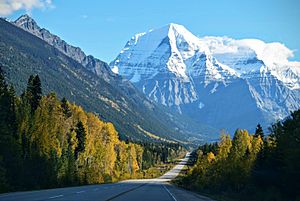 Snow covered mountains in Mount Robson (Unsplash)