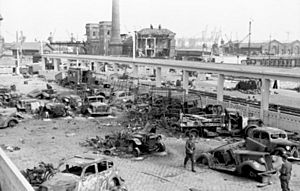 Bundesarchiv Bild 101I-383-0337-23, Frankreich, Calais, Zerstörte Fahrzeuge