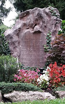 Grave of Hanna Reitsch (Salzburger Kommunalfriedhof) 03