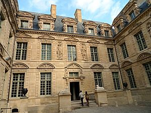 Hôtel de Sully 02.jpg