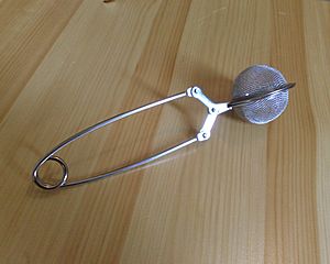 Snap ball tea strainer