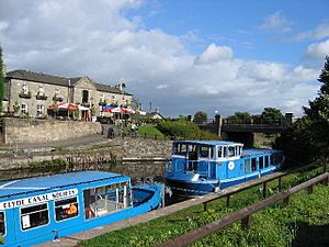 Stables Inn and Glasgow Bridge on Forth and Clyde Canal, near Kirkintilloch - geograph.org.uk - 55774