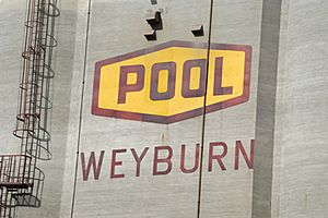 Weyburn POOL (126040461).jpg