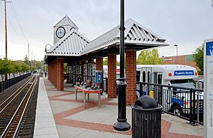 Tualatin station platform view, showing gauntlet track (2015)