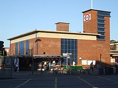 Turnpike Lane stn building.JPG