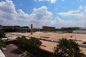 Arquitetura de Brasilia. Praça dos Três Poderes! (15075339254)