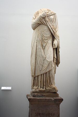 Carmona-Necrópolis Romana-Statue funéraire de Serviliae-20110916
