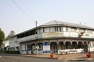 Lake Eacham Hotel (2009).jpg