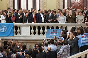 President Puigdemont, "Ciutadans de Catalunya, vénen hores en què a tots ens pertocarà de mantenir el pols del nostre país" 02