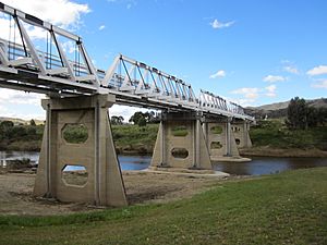 Tharwa Bridge April 2012.JPG