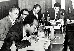 02 Frantz-Fanon-lors-dune-conférence-de-presse-du-Congrès-des-écrivains-à-Tunis-1959