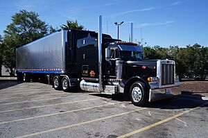 Bakersfield, (CA) Truck Peterbilt at Flying J Travel Plaza (en2016) (4)