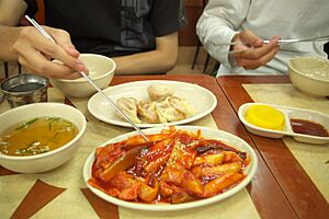 Korean.snack-Tteokbokki-Mandu-01.jpg