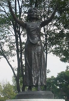 SilviaPinalStatue (cropped)